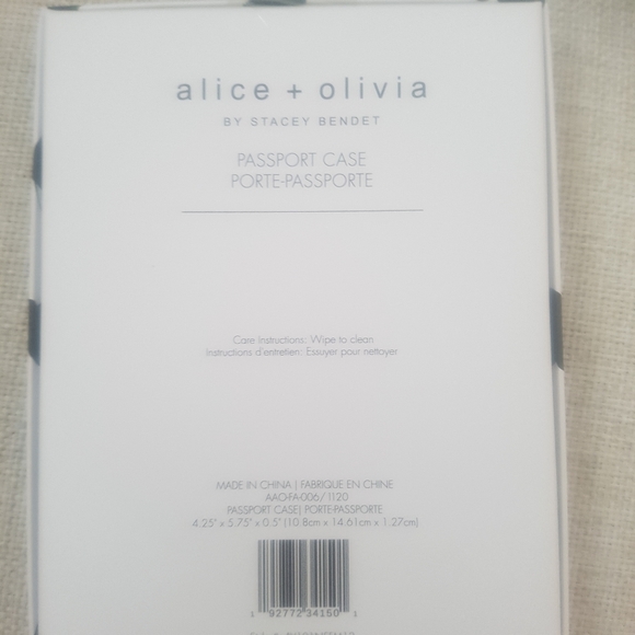NEW Alice and Olivia Passport Case - Picture 6 of 6